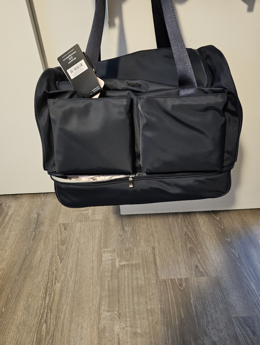 Baggallini Deluxe Weekender  Fifth Avenue Travel Bag with Pockets Navy Blue